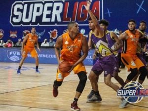 Cangrejeros y Centauros airosos en tercera jornada de Superliga de Baloncesto