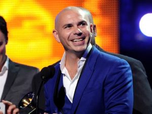 Pitbull rendirá homenaje al personal de urgencia en Grammys Latinos