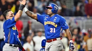 Los Tiburones de La Guaira inician con victoria en la Serie del Caribe