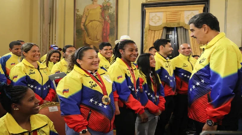 Presidente Maduro condecora