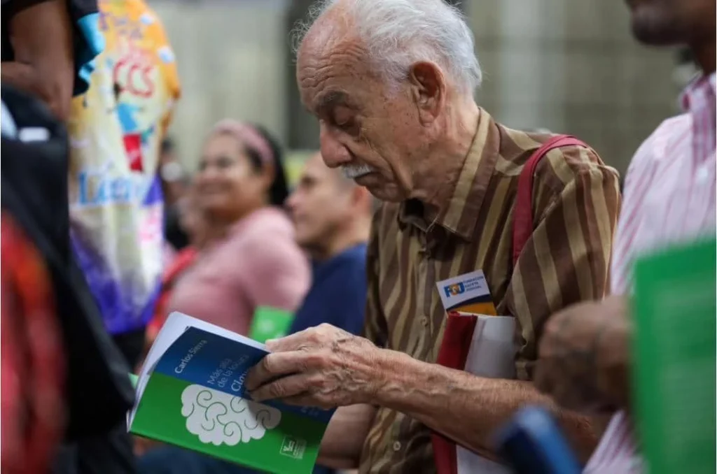 Adulto mayor leyendo Más Allá de la Locura, Claves para la Salud Mental