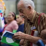 Adulto mayor leyendo Más Allá de la Locura, Claves para la Salud Mental